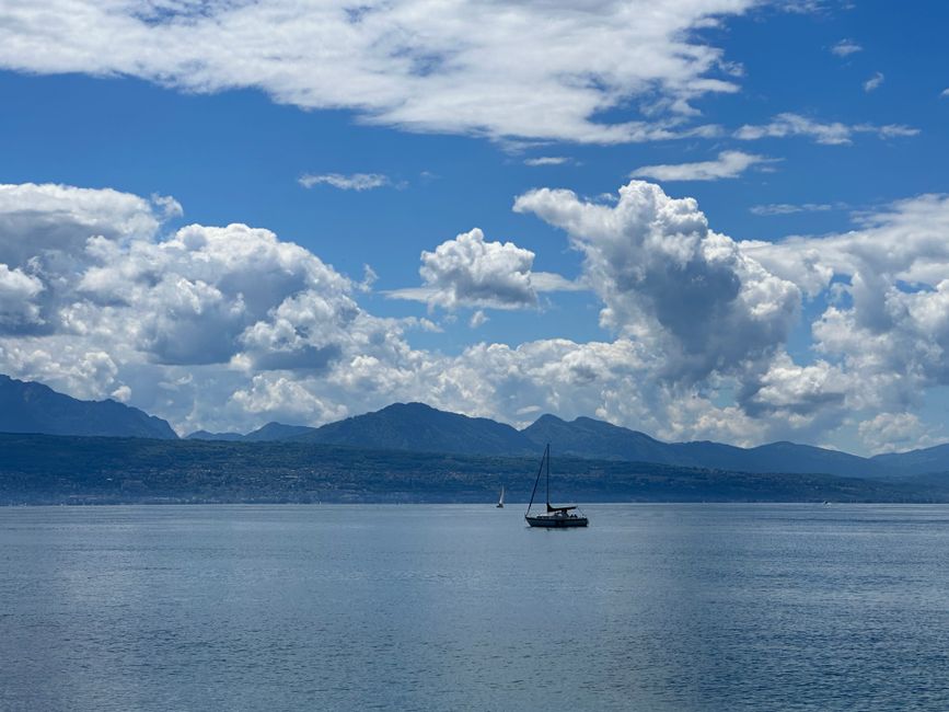 Bărci pe Lacul Léman, la poalele Alpilor francezi