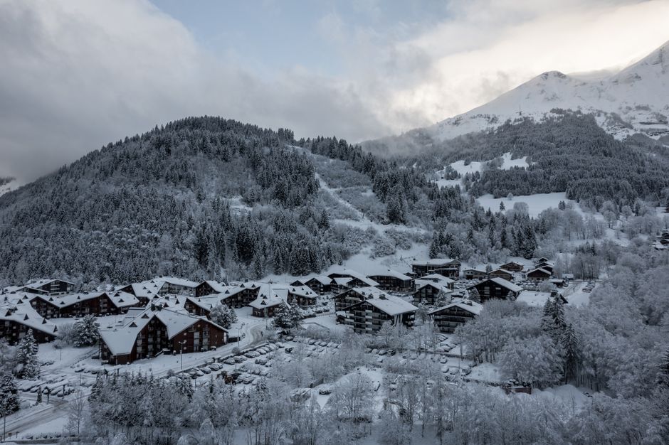 Sat de munte acoperit de zăpadă în Alpii francezi